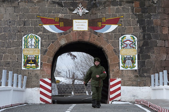Российского военнослужащего с базы в Гюмри ранили в Армении