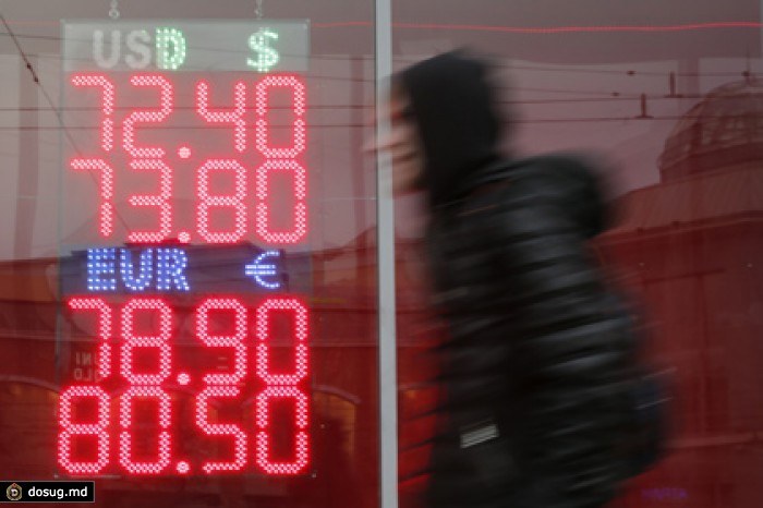 Рубль начал год ростом к доллару и евро