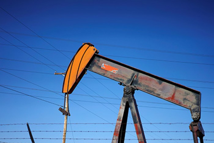 Рубль прервал падение из-за роста цен на нефть