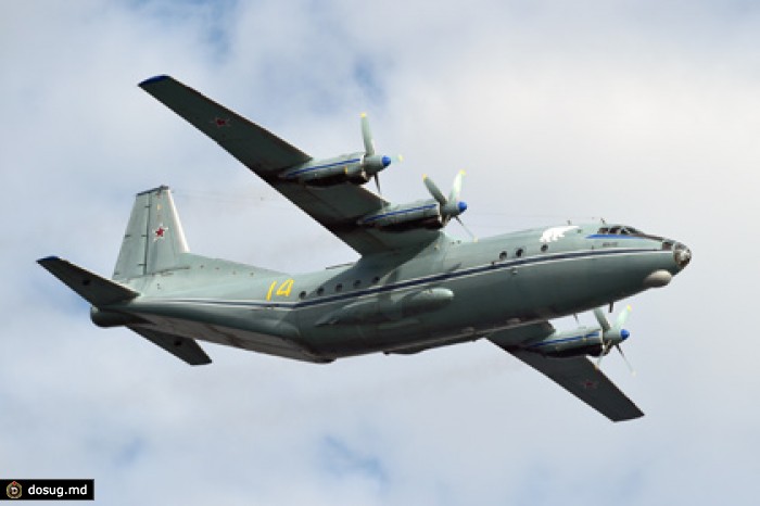 Самолет Ан-12 Минобороны аварийно сел в Челябинске