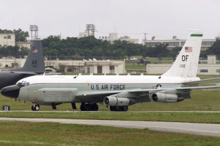 Самолет ВВС США несколько часов вел разведку у границы России