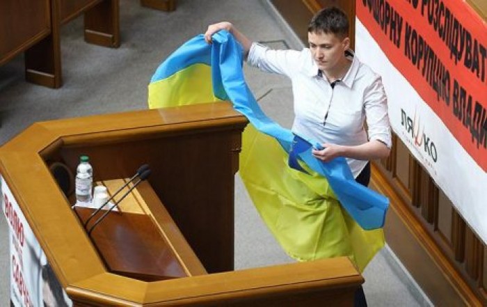 Савченко сняла свой портрет с трибуны Рады