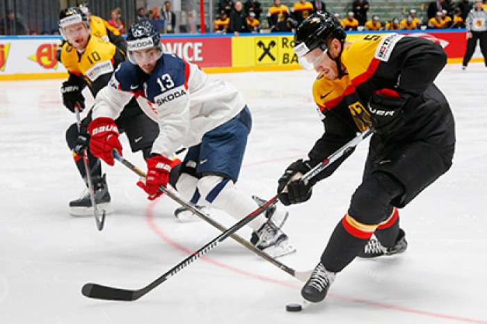 Сборная Германии одержала первую победу на ЧМ по хоккею