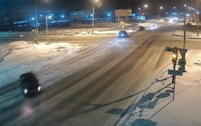 Сеть покоряет видео с пьяным водителем, катающим на капоте полицейского