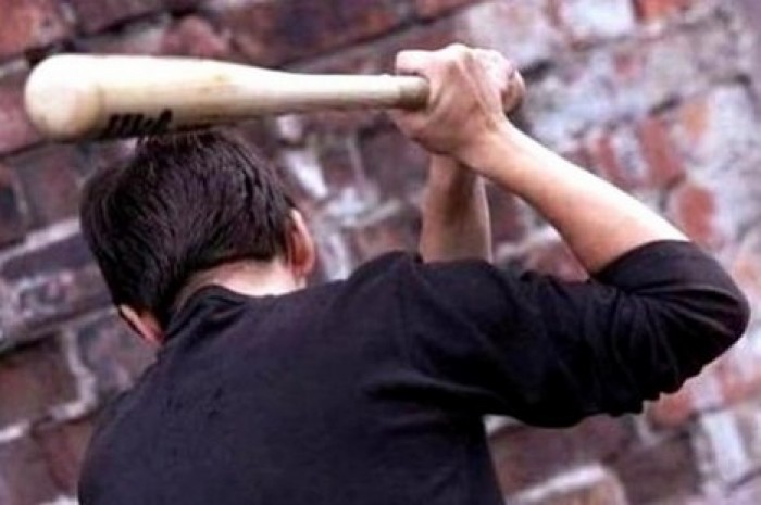 Школьники с битой напали на почтальона в Волгограде