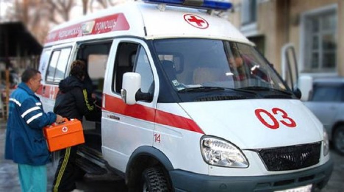 Школьница выжила после падения из окна пятого этажа