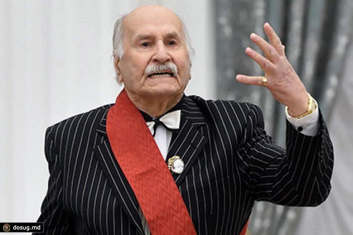 Шойгу подарил 101-летнему Зельдину спортивный костюм