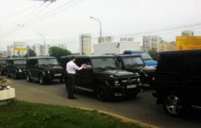 СМИ: по Москве проехались выпускники Академии ФСБ на Gelandewagen