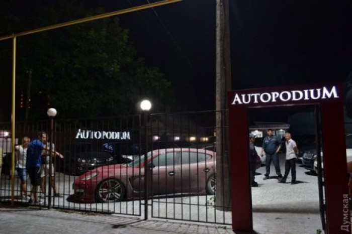 СМИ: В Одессе в автосалоне взорвался дорогой Porsche