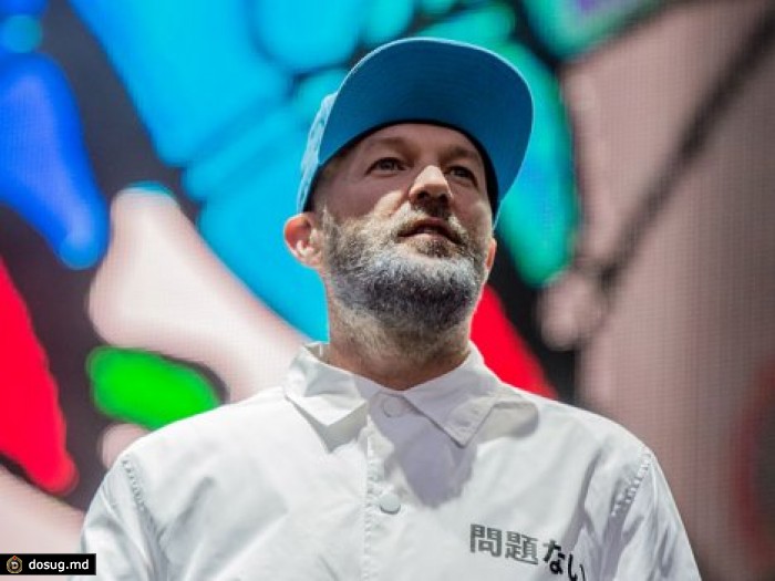 Солист Limp Bizkit вышел на сцену с плакатом "Крым = Россия"