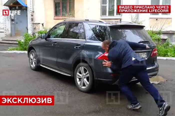Спортсмен из Челябинска вручную передвинул внедорожник