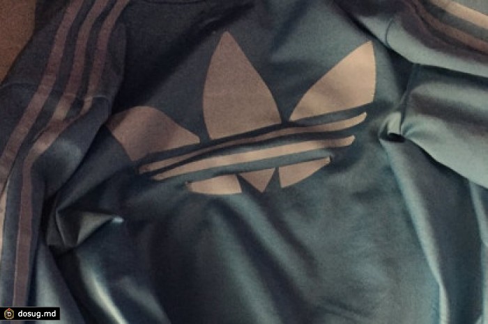 Спустя год после мема с цветом платья в сети поспорили о цвете куртки Adidas