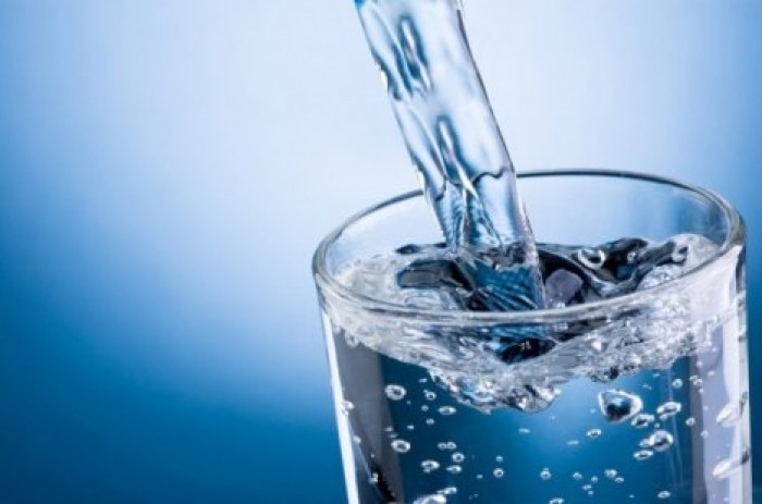 Стоит ли заставлять себя пить 2 литра воды в день?