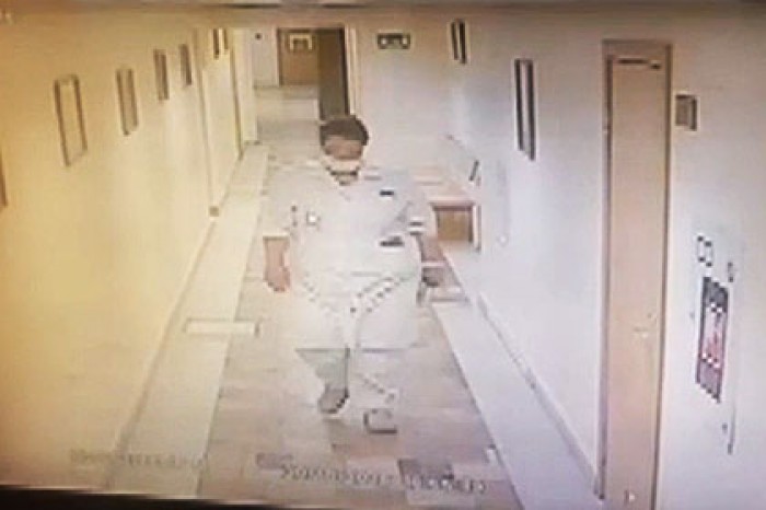 Столичные полицейские опубликовали видео с воровкой в форме медсестры