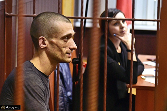 Суд над Павленским за поджог автопокрышек пройдет в Москве