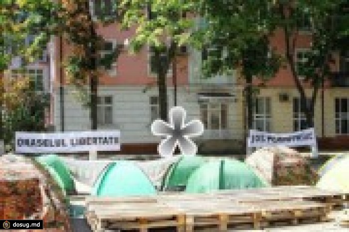 Суд постановил снести палаточный городок, установленные партией "Наш дом - Молдова"