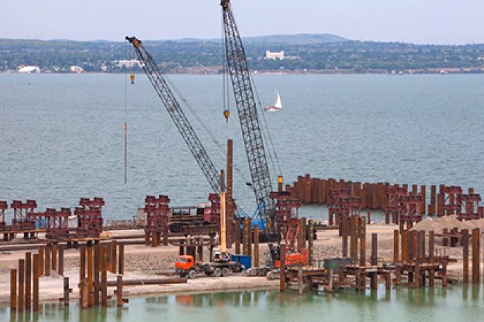 Судоходство в Керченском проливе ограничат из-за возведения моста в Крым