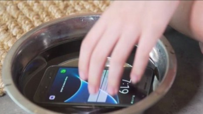 Телефон Samsung провалил тест на водонепроницаемость
