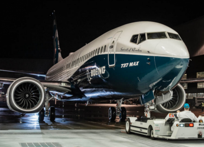 Tesla и Boeing 737 устроили гонки в аэропорту