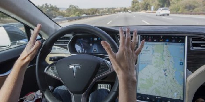 Tesla с автопилотом врезалась в фургон в Китае