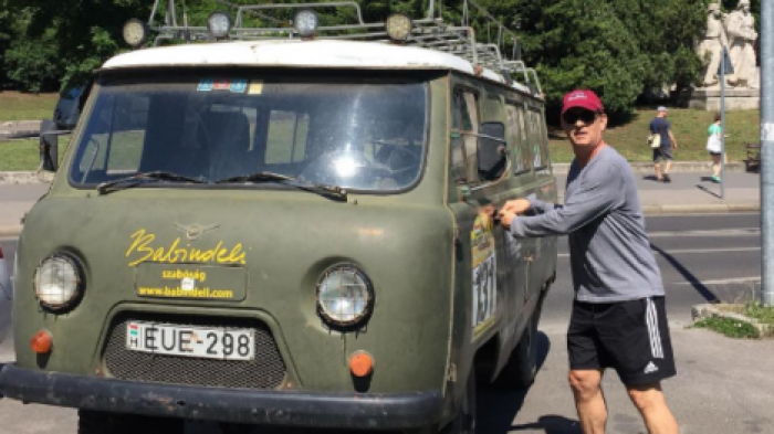 Том Хэнкс гордо попозировал на фоне "буханки"