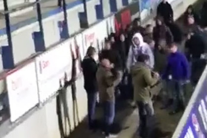 Трое полицейских в штатском обратили в бегство толпу болельщиков в Голландии