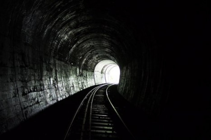 Туристы чудом избежали гибели под колесами поезда в туннеле