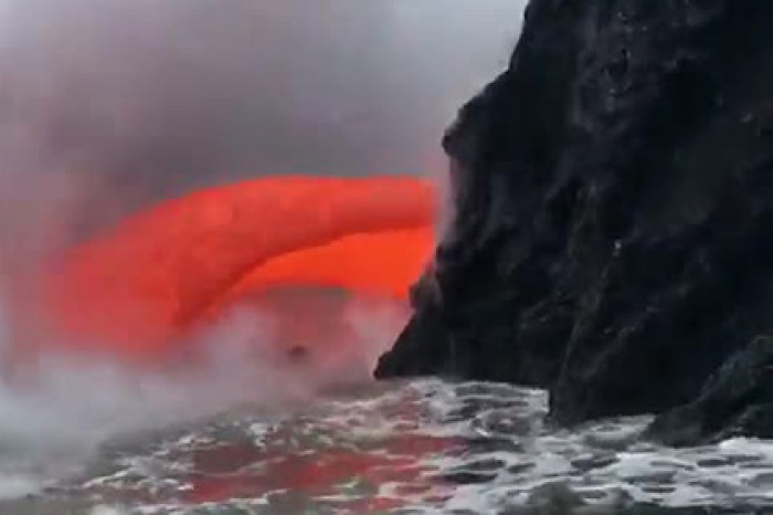 Туристы с нескольких метров сняли на видео фонтан лавы