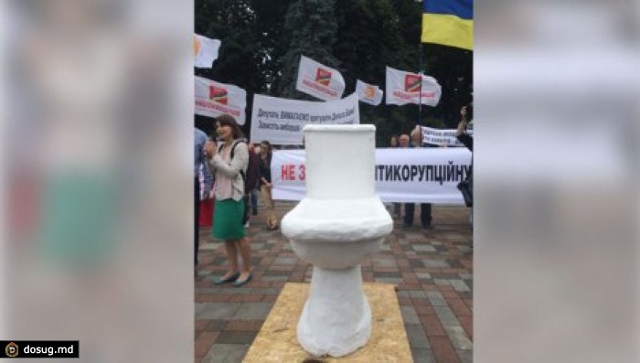 У Верховной Рады в центре Киева установили унитаз