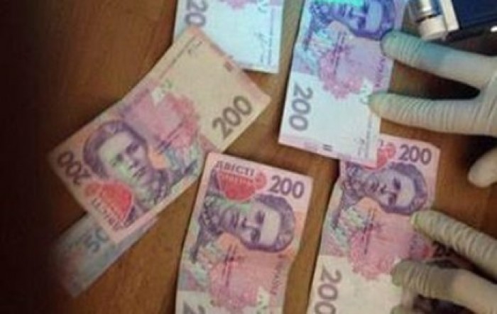 Украинский чиновник пытался съесть взятку