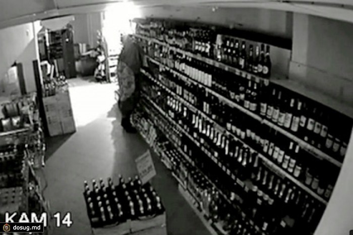 Укутанная в скатерть пьяная кировчанка полтора часа грабила продуктовый магазин