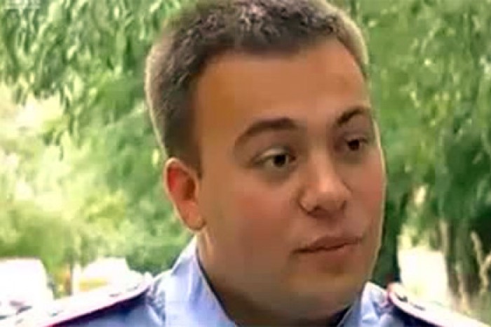 Улыбавшегося во время телесюжета об изнасиловании следователя наказали