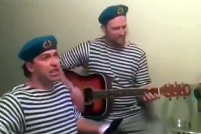 Уволенный из клуба КХЛ игрок спел в тельняшке и голубом берете «Чечню в огне»