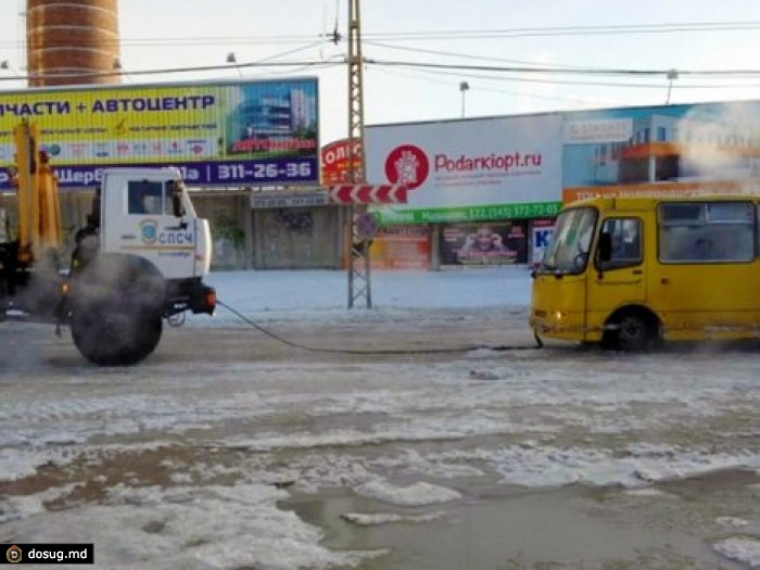 В Екатеринбурге на морозе автомобили примерзли к дороге