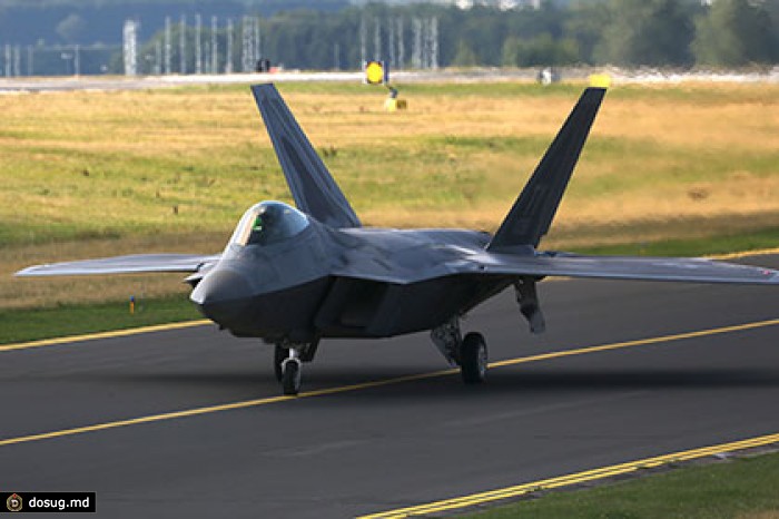 В Эстонию прилетели два истребителя F-22
