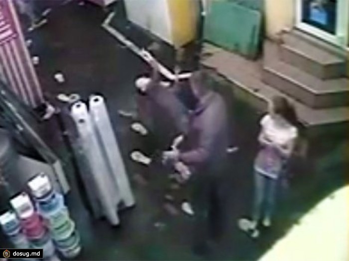 В Одессе мужчина сбил девушку с ног ударом по лицу из-за замечания