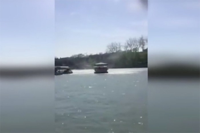 В Пекине смерч перевернул лодку с туристами