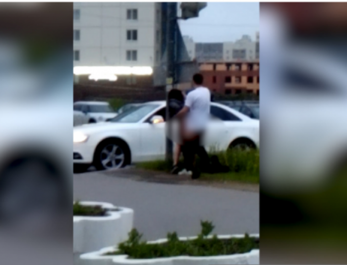 В Петербурге пара занялась сексом прямо у светофора на улице (18+)