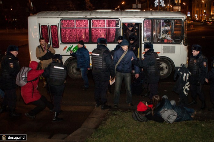 В центре Москвы задержали 10 сторонников Павленского и Дадина