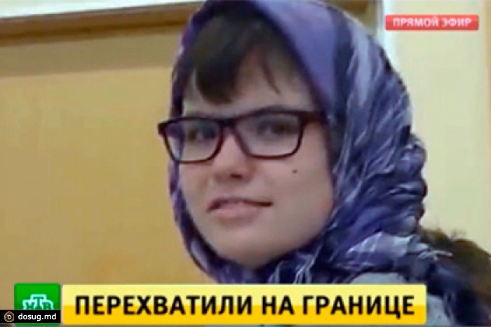Варвару Караулову доставят в полицию после прибытия на родину