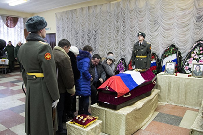 В Биробиджане началась церемония прощания с погибшими в Алеппо медиками