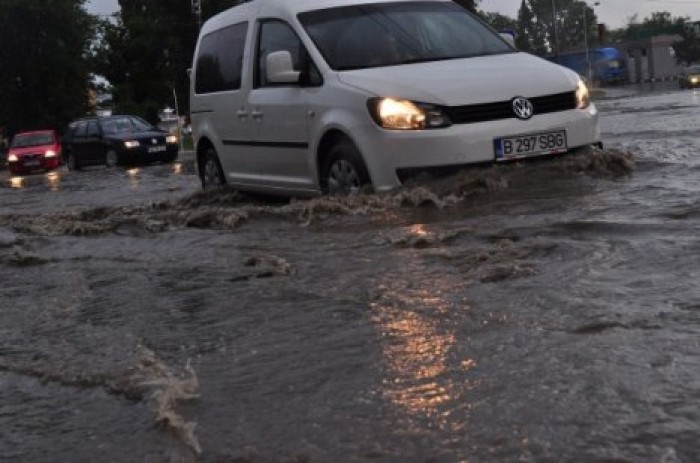 В Брашове дождь затопил несколько улиц
