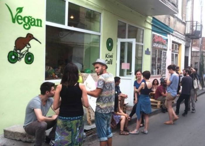 Веганское кафе в Тбилиси пожаловалось на националистов с мясом