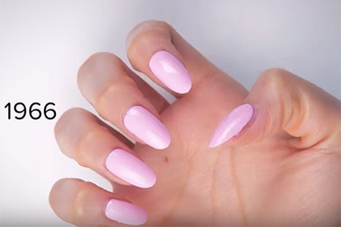 Вековую эволюцию моды на маникюр показали в двухминутном ролике