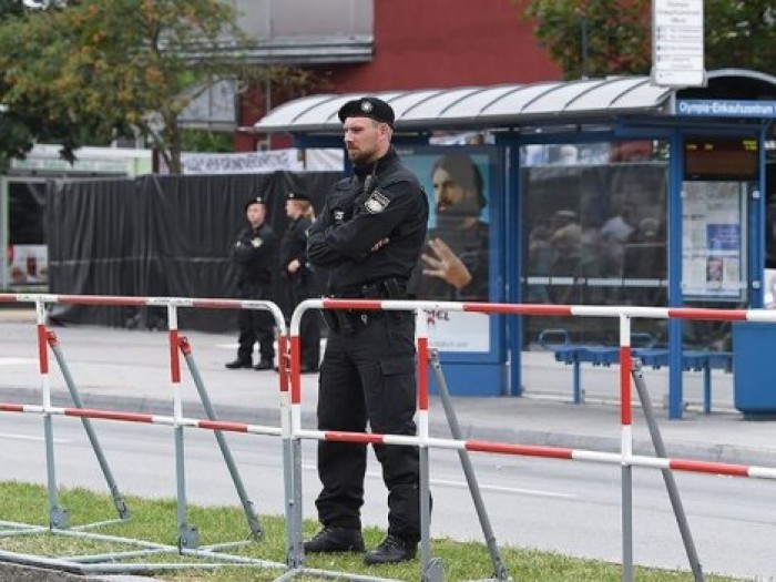 В Германии мужчина подбросил к школе отравленный марципан