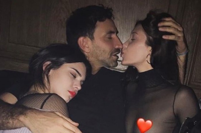 В Instagram раскритиковали эротический снимок Беллы Хадид и Кендалл Дженнер