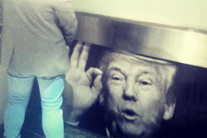 В ирландском пабе украсили писсуары изображением Дональда Трампа