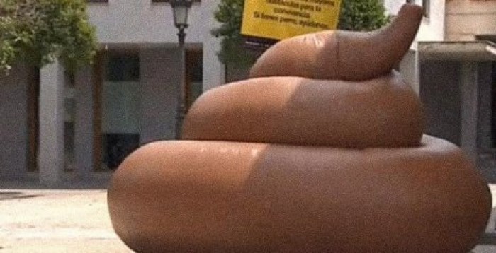 В испанском городе украли огромную надувную какашку