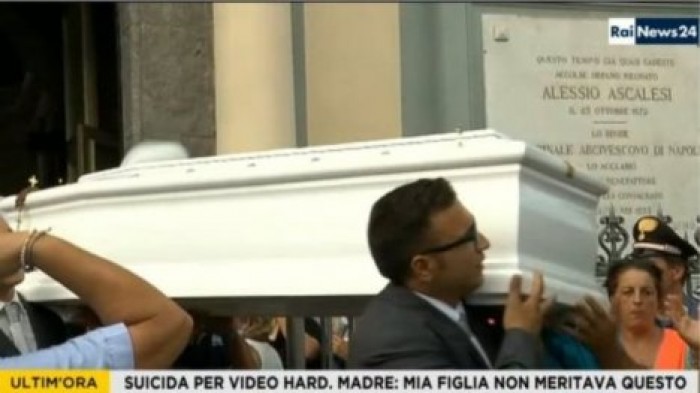 В Италии расследуют самоубийство женщины после публикации секс-видео