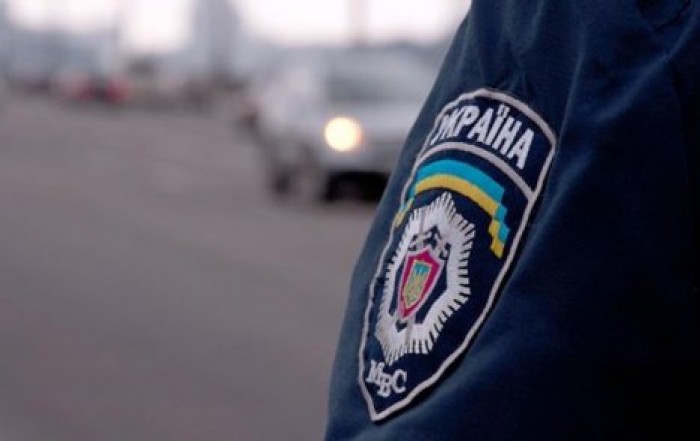 В Киеве пьяные избили полицейского